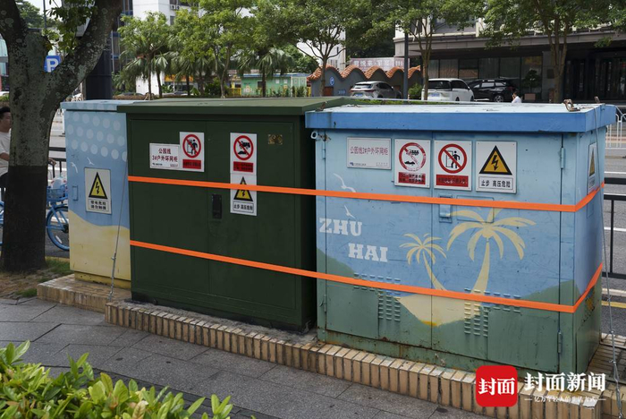 9月23日，珠海市香洲区路边被架构的电力设施。