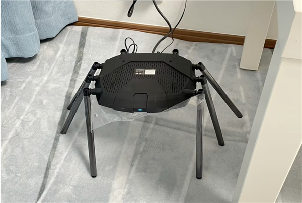 路由器摆成赛博蜘蛛，图片截取自网络