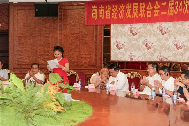 （图：常务副会长王惠宣读候选人员名单：会长、副会长、秘书长）