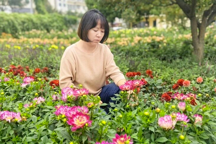 包頭市園林科研所的花圃中，吳曉靜在查看小麗花生長(zhǎng)狀況?；ɡ镖w永峰 攝