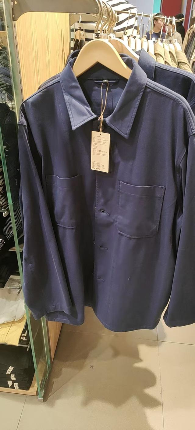 店中挂着的“供销社风”外套 钟菡 摄