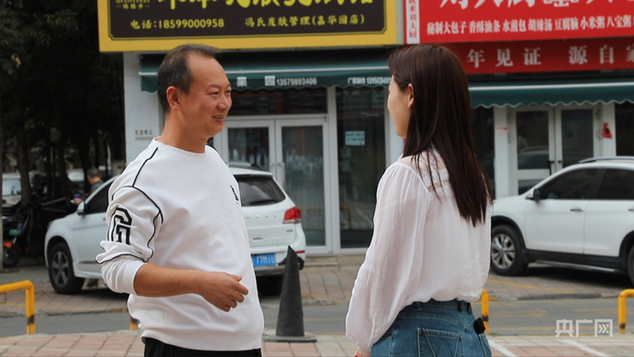 焦雅楠了解居民情况  （央广网记者丁安  摄）
