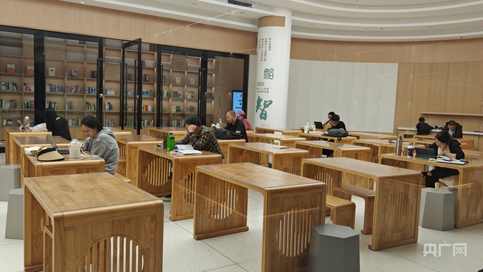 市民在图书馆自习  （央广网记者郭璁悦  摄）