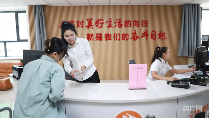 天津路社区工作人员向记者介绍“智高新”平台  （央广网记者丁安  摄）