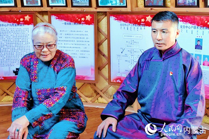 乌尼孟和与他的母亲达日玛接受采访。实习生 韩飞月摄