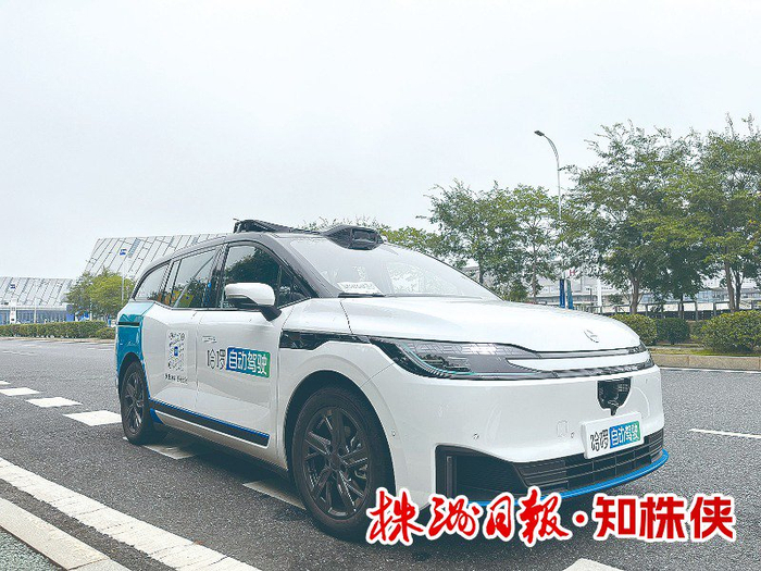 哈啰智能網(wǎng)聯(lián)汽車在株洲路試，已經(jīng)安全載客近3萬人次。 記者/潘東曉 攝