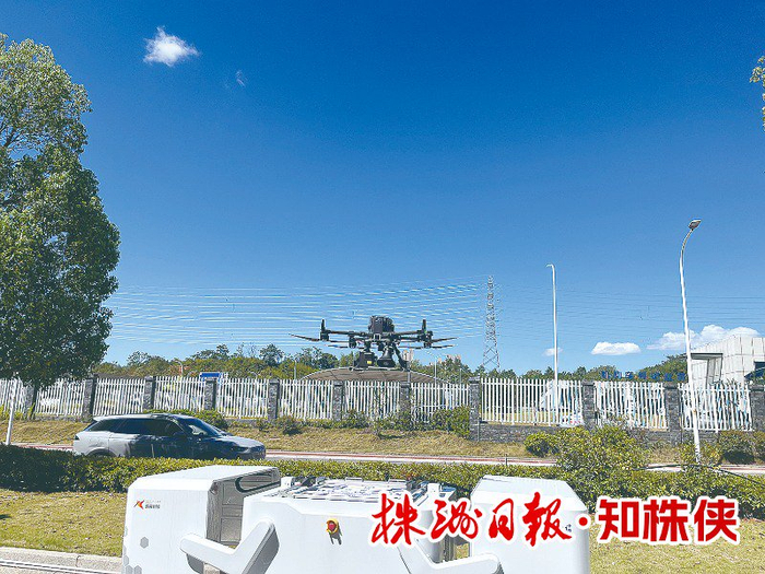 巡檢無人機(jī)從機(jī)巢起飛。 記者/潘東曉 攝