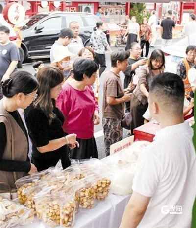 崂山区组织农产品展销活动，邀请市民共享丰收成果。