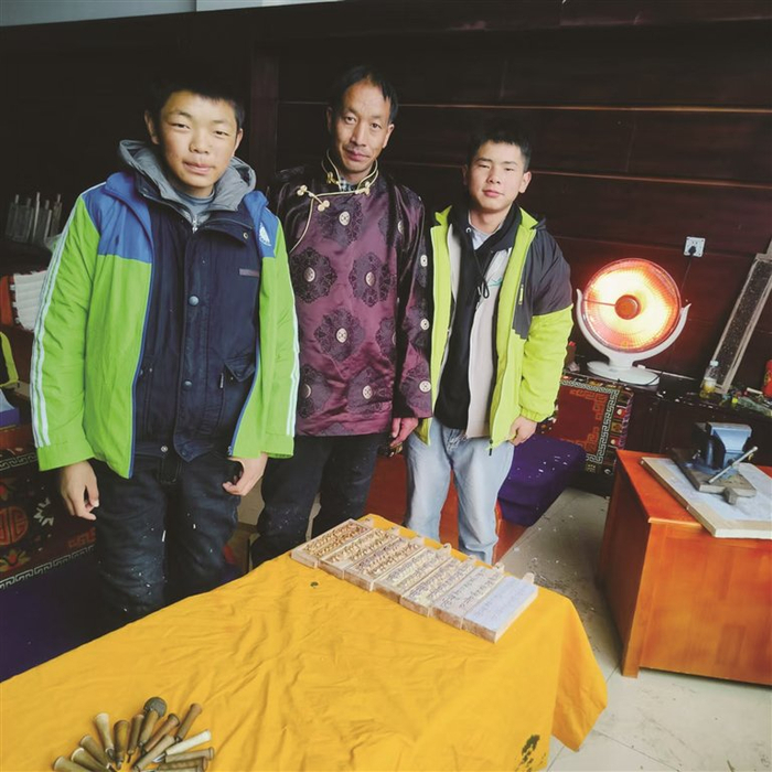 职校学生的木刻作品。