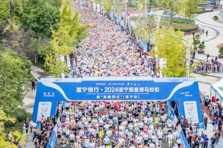 2024遂宁观音湖马拉松盛况。遂宁河东新区管委会供图