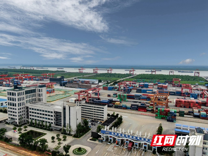 湖南城陵磯國(guó)際集裝箱碼頭。