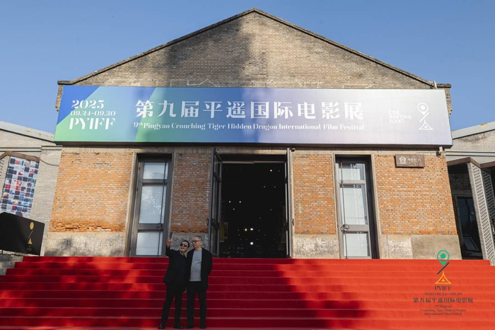 贾樟柯与艺术总监林旭东迎接红毯嘉宾 图据主办方