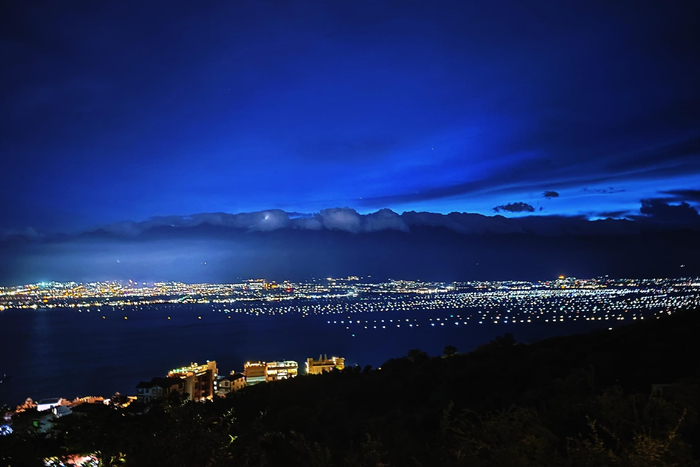 洱海漁燈?李麗?攝