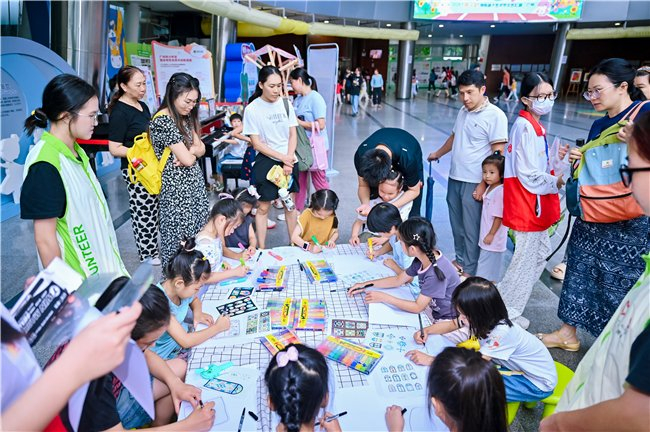 图注：现场市集摊位气氛热烈