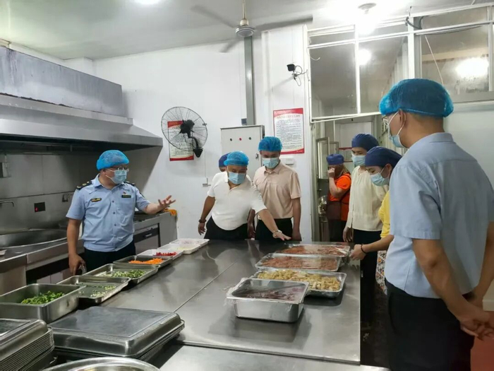 惠安县市场监管局工作人员进入后厨检查食品安全（图源：
