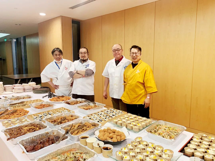日料主厨刘金成（左一）与日料餐厅的同事  图/受访者提供