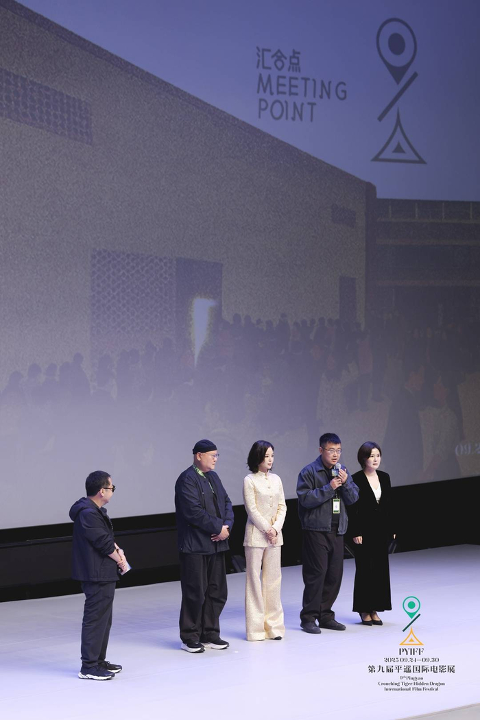 导演蔡尚君（左二）、主演辛芷蕾（左三）、出品人陈有方（右二）、总制片人马双（右一）亮相影片平遥展映 图据主办方