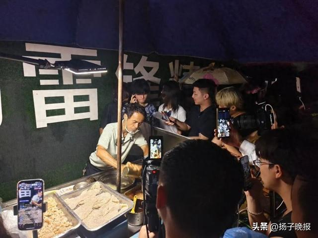 食客和镜头将“鸡排哥”团团围住。图/九派新闻