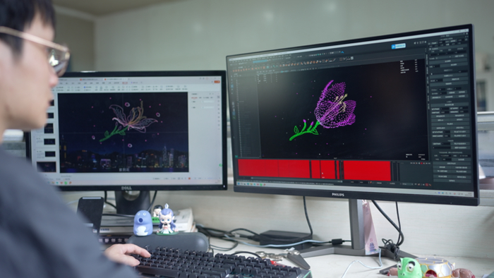 飛行規(guī)劃員正在根據(jù)設(shè)計稿編程