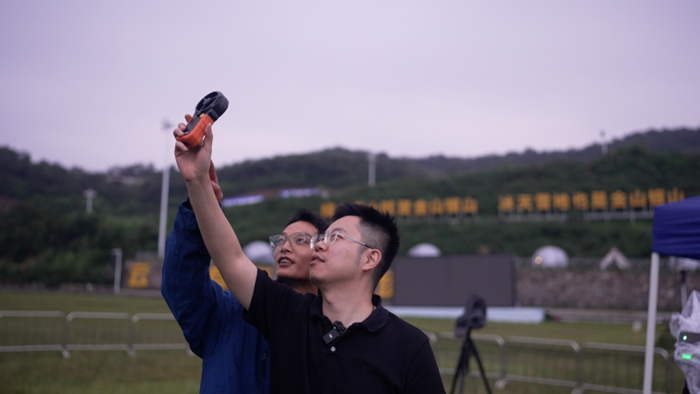王聰正在和工作人員測風(fēng)速