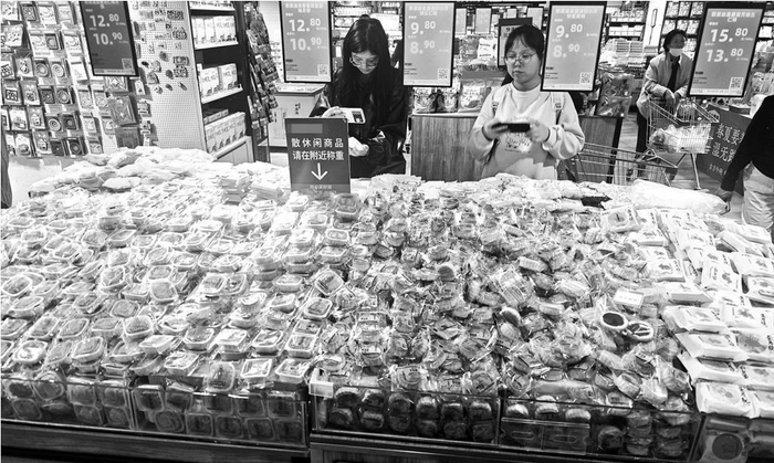         超市里的低糖等多种口味月饼十分畅销。本报记者 王迪 摄