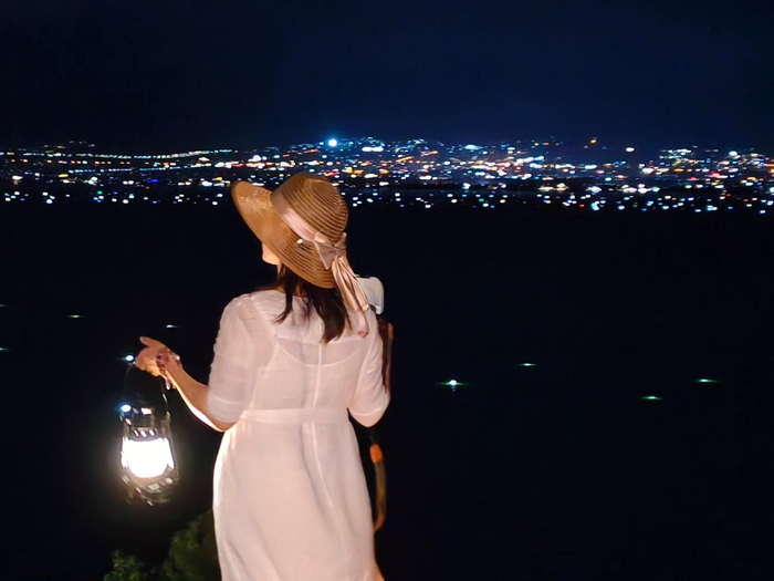 游客賞洱海漁燈?李美溶?攝