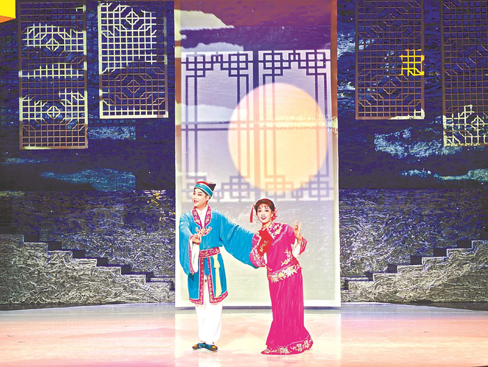 再芬黄梅公馆的黄梅戏表演。本报记者 陈成 摄