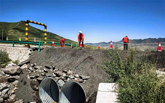 兰州公路事业发展中心通过对Y520线涵洞的清淤加固与结构修复，彻底解决了排水堵塞问题。