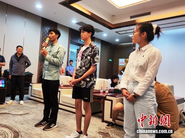 普洱学院师生向记者团成员讲述跨国留学故事。中新网 刘越 摄 