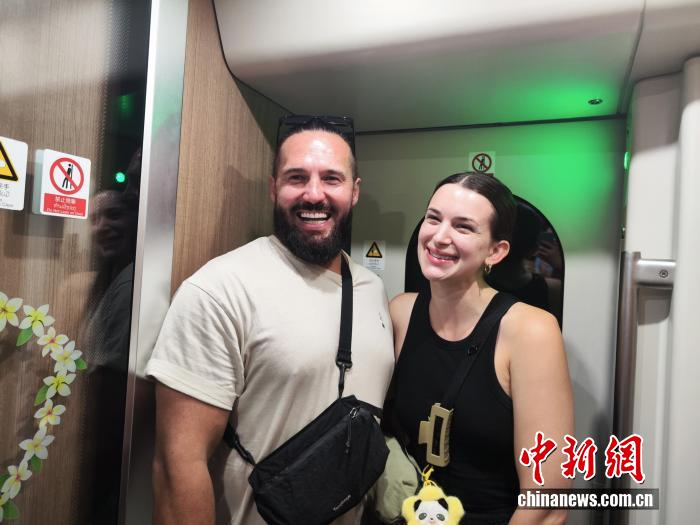 英国旅客尼基塔与梅齐搭乘中老铁路国际列车前往老挝。中新网 刘越 摄 
