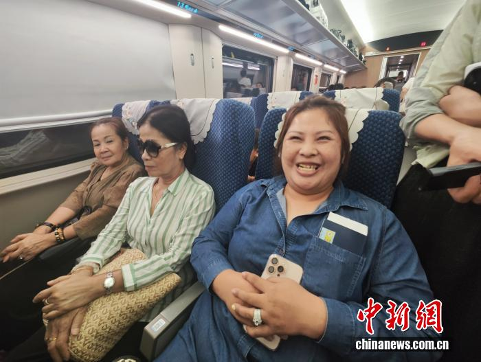 老挝游客莫斯盛赞“中老铁路”的便捷。中新网 刘越 摄 
