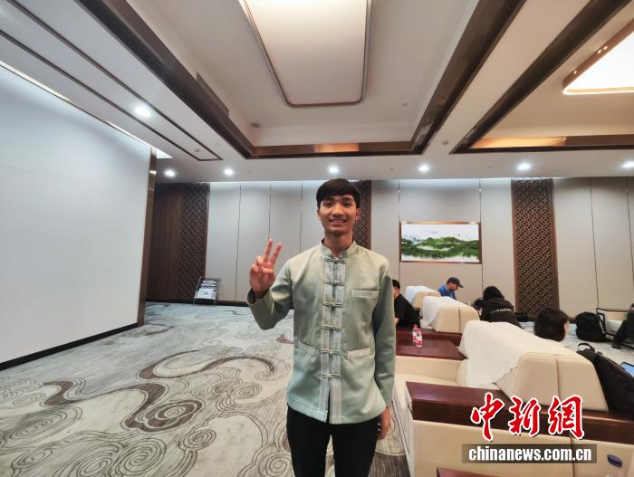 普洱学院师生向记者团成员讲述跨国留学故事。图为老挝留学生威来赛。中新网 刘越 摄 
