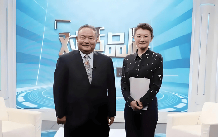罗大友接受央视主持人采访