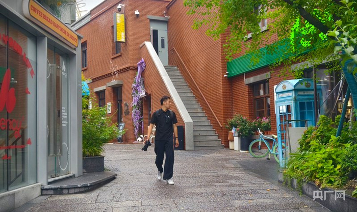 崔建偉在拍攝前進(jìn)行踩點(diǎn)（央廣網(wǎng)記者 郝振青 攝）