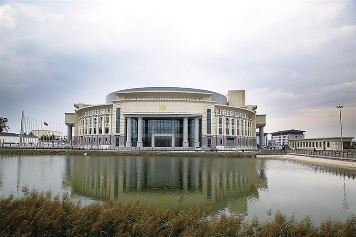 东方杂技城临水而建，壮美大气。