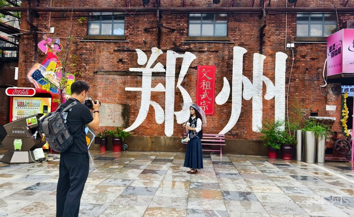 崔建偉在給客戶拍照（央廣網(wǎng)記者 郝振青 攝）