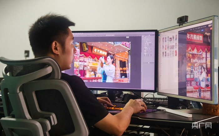 崔建偉在給客戶精修照片（央廣網(wǎng)記者 郝振青 攝）