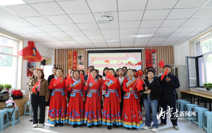 　　集體歌唱《我和我的祖國》