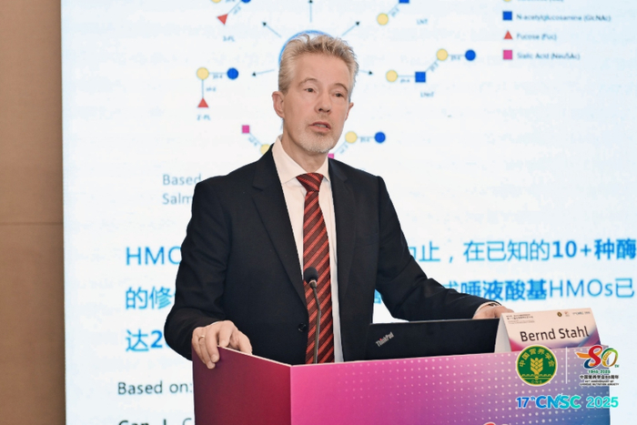 （达能纽迪希亚母乳研究与分析科学研发总监、荷兰乌特勒支大学副教授Bernd Stahl博士）