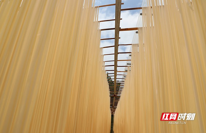 沅江當(dāng)?shù)靥厣媸场柫_面。