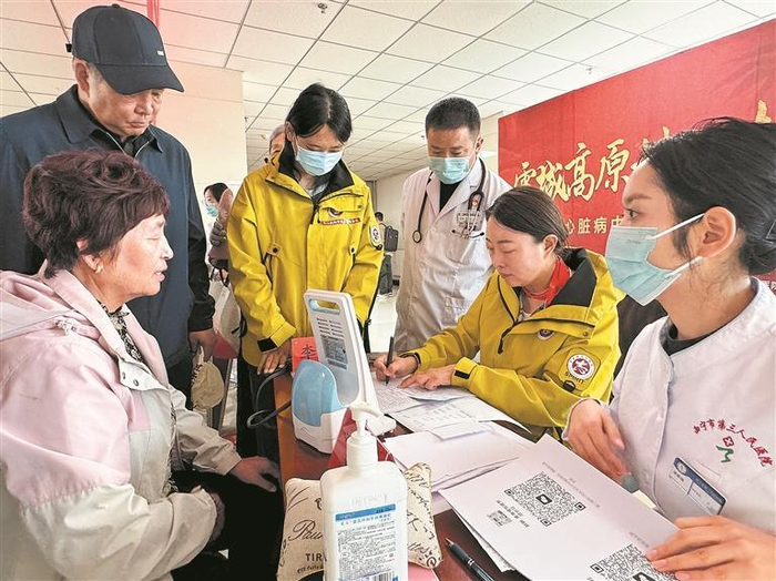專家耐心為群眾診療。王煜鵬?攝