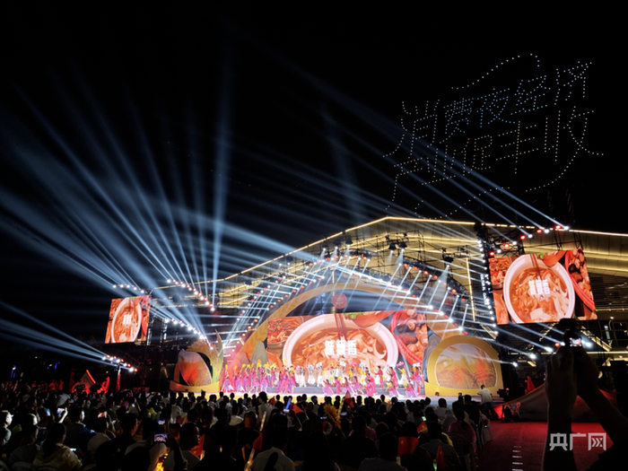 活動(dòng)現(xiàn)場，無人機(jī)編隊(duì)點(diǎn)亮夜空（央廣網(wǎng)記者周蓓 攝）