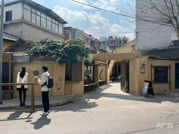 游客在敬德巷拍照打卡(央广网记者 魏文青 摄)