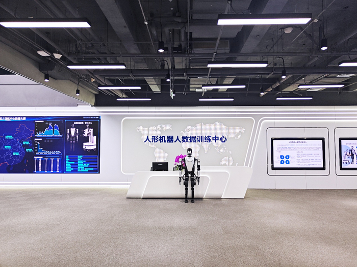 图：人形机器人数据训练中心