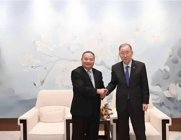 罗大友与国际友人合影