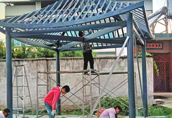 隆阳区姚官屯村群众投工建设凉亭。 通讯员 翟娇 摄