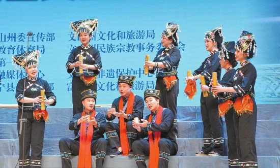 　　坡芽歌书合唱团给文山州一中师生带来一场音乐盛宴。