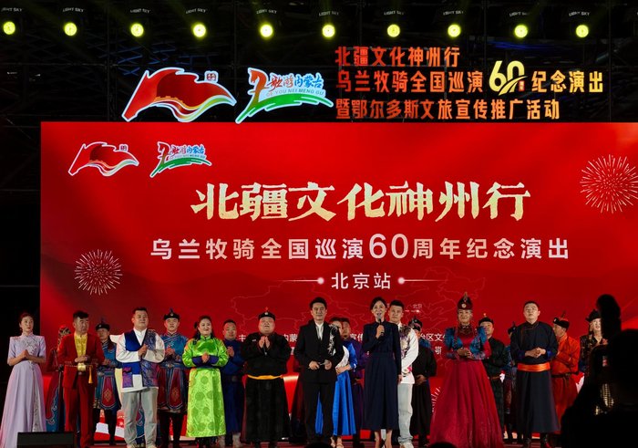 　全体乌兰牧骑演员演唱歌曲。