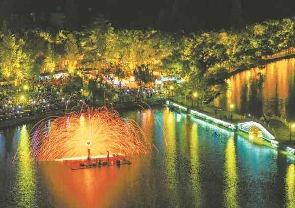慈城古县城夜间演出现场。（景区供图）