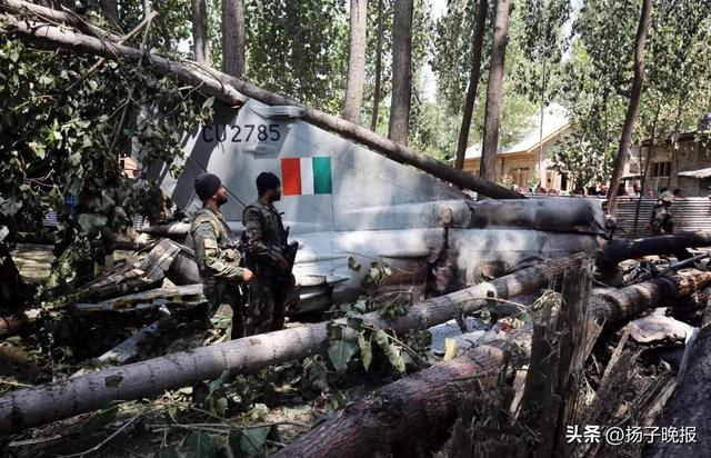 在印控克什米尔地区，印度军人在坠毁的米格-21战机旁警戒。（新华社资料图片）